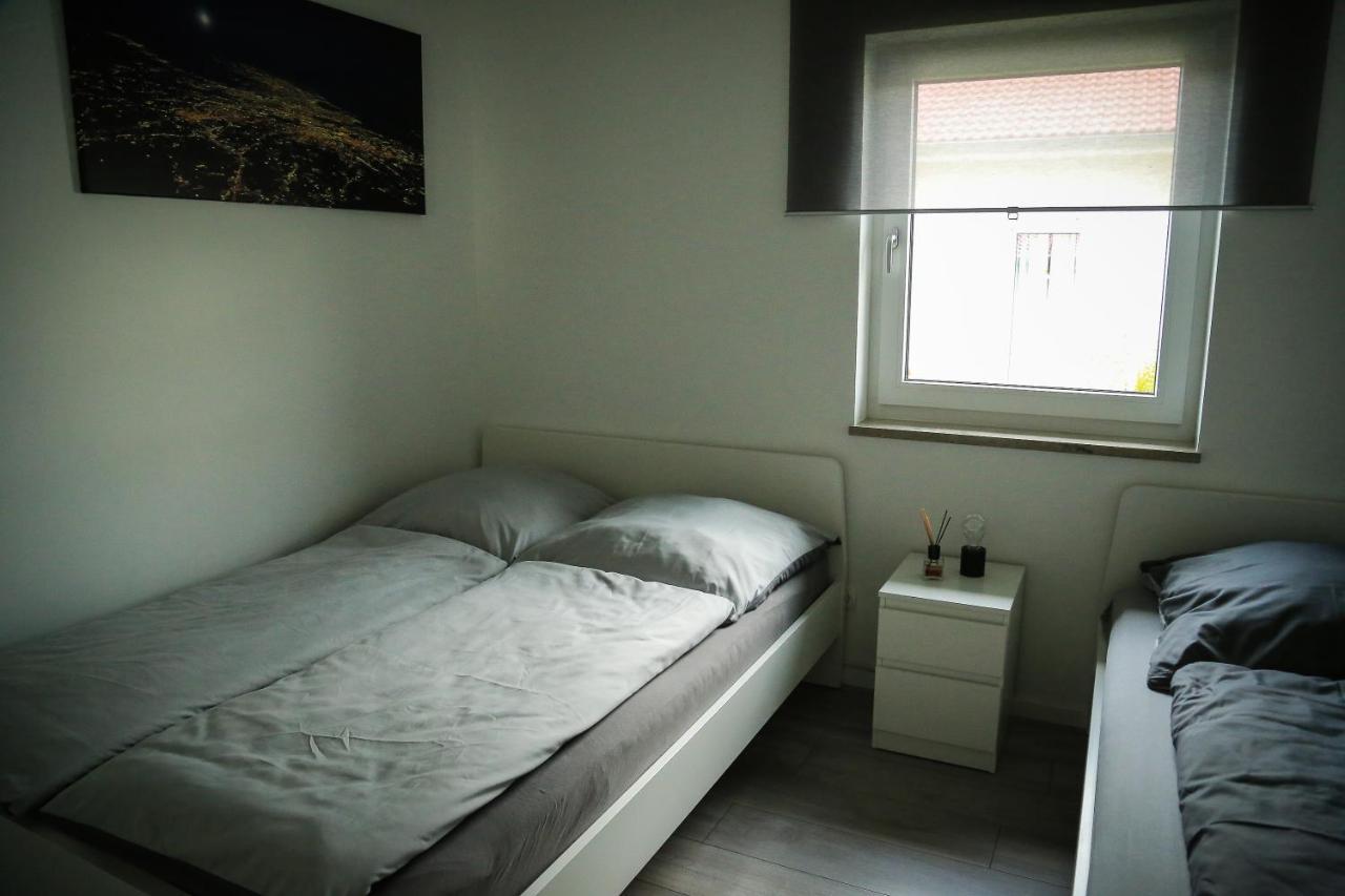 Apartament Air-base - Playmobil, Messe, Nuernberg, Fuerth, Ansbach In 20 Minuten Erreichbar *